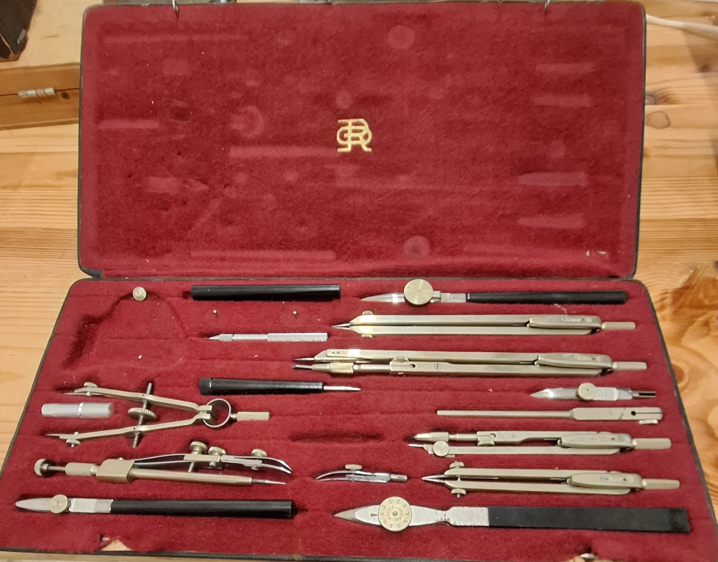 סט כלי שרטוט א.או. ריכטר & ושות. קופרניקוס ||X